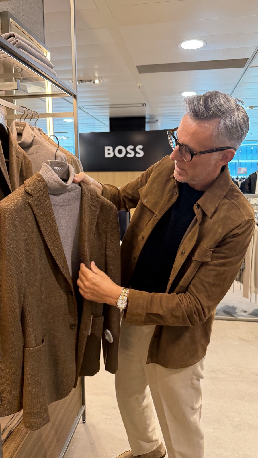 Guilherme Castro Ramos na Boss a mostrar um blazer castanho com uma camisola de gola alta.
